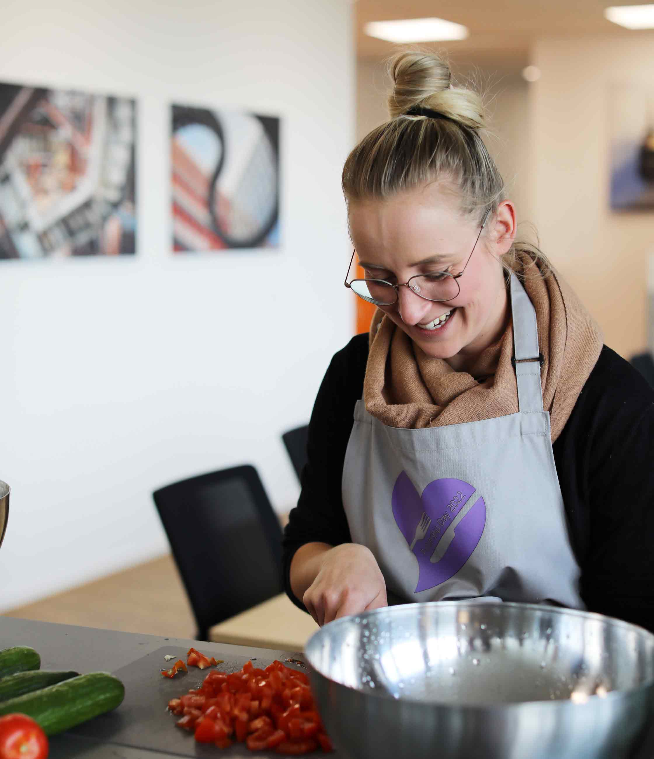 Mitarbeiterin in Küche von Step Ahead