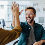 ERP-Support: Zwei Personen, die gemeinsam zusammenarbeiten